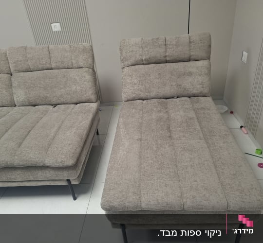ספות אפורות על רצפת קרמיקה לבנה
